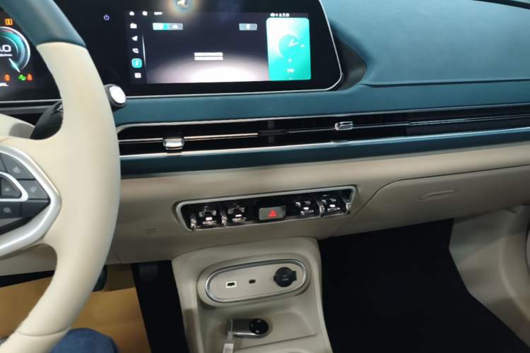 Used ORA Good Cat 2023 401 km Standard Range Luxury Version Lithium Iron Phosphate Audio And AC Panel