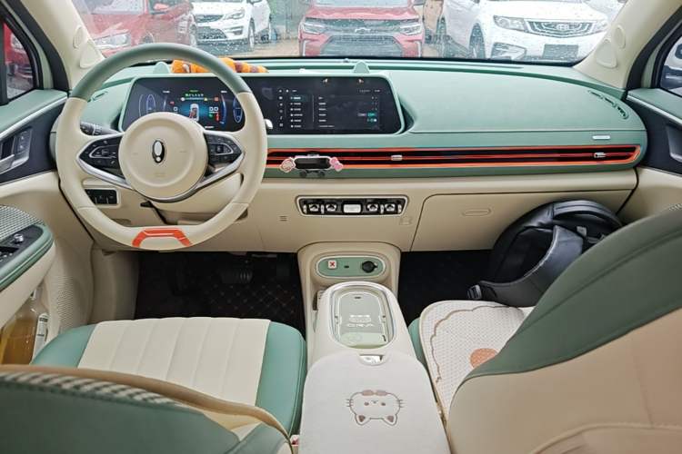 Used ORA Good Cat 2023 401 km Standard Range Luxury Version Lithium Iron Phosphate Center Console