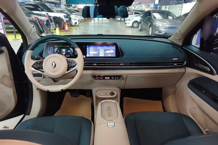 Used ORA Good Cat 2023 401 km Standard Range Luxury Version Lithium Iron Phosphate Center Console