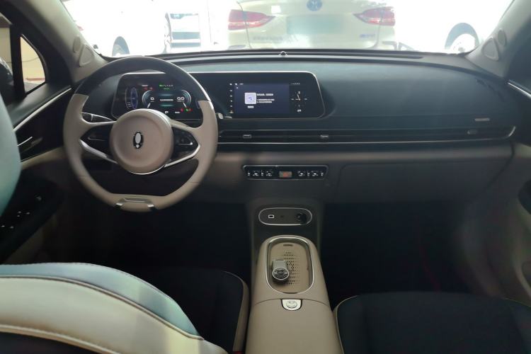 Used ORA Good Cat 2023 401 km Standard Range Luxury Version Lithium Iron Phosphate Center Console