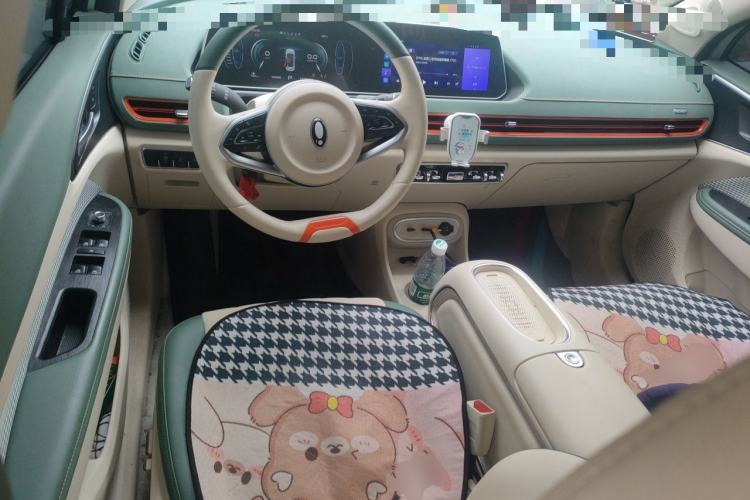 Used ORA Good Cat 2023 401 km Standard Range Luxury Version Lithium Iron Phosphate Center Console