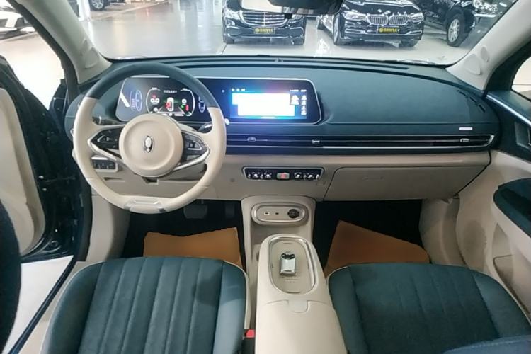 Used ORA Good Cat 2023 401 km Standard Range Luxury Version Lithium Iron Phosphate Center Console