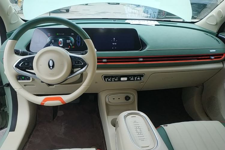 Used ORA Good Cat 2023 401 km Standard Range Luxury Version Lithium Iron Phosphate Center Console
