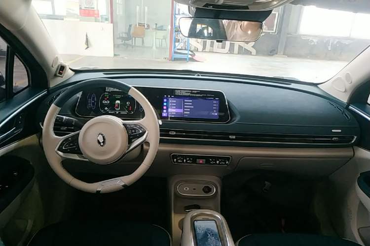 Used ORA Good Cat 2023 401 km Standard Range Premium Version Lithium Iron Phosphate Center Console