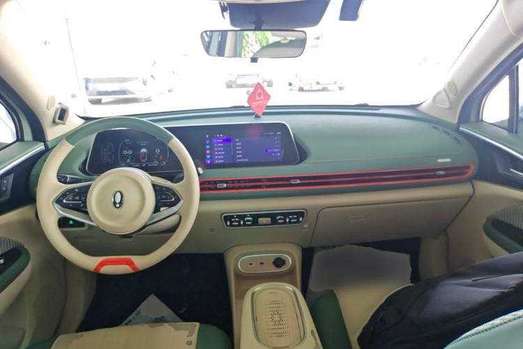 Used ORA Good Cat 2023 401 km Standard Range Premium Version Lithium Iron Phosphate Center Console