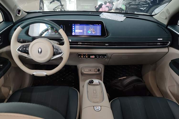 Used ORA Good Cat 2023 401 km Standard Range Premium Version Lithium Iron Phosphate Center Console