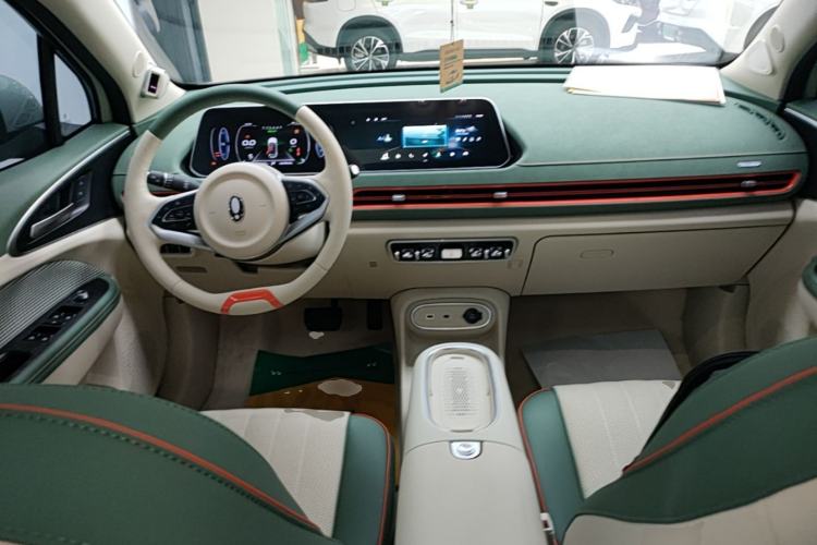 Used ORA Good Cat 2023 401 km Standard Range Premium Version Lithium Iron Phosphate Center Console