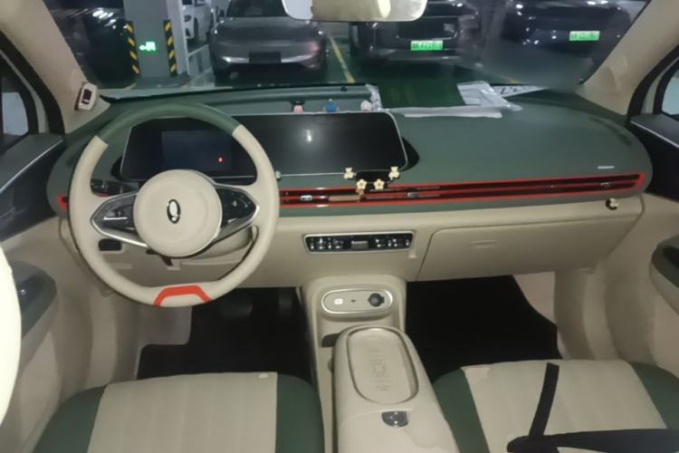 Used ORA Good Cat 2023 401 km Standard Range Premium Version Lithium Iron Phosphate Center Console