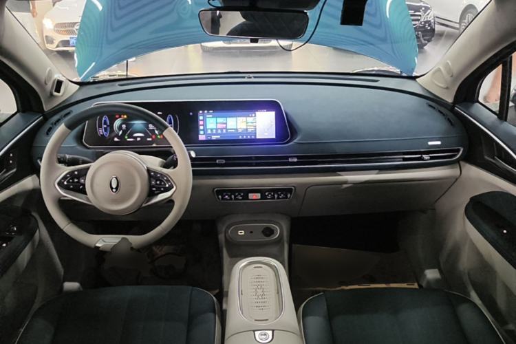 Used ORA Good Cat 2023 401 km Standard Range Premium Version Lithium Iron Phosphate Center Console