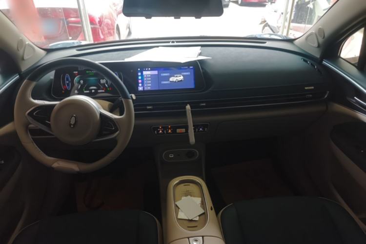 Used ORA Good Cat 2023 401 km Standard Range Luxury Version Lithium Iron Phosphate Center Console