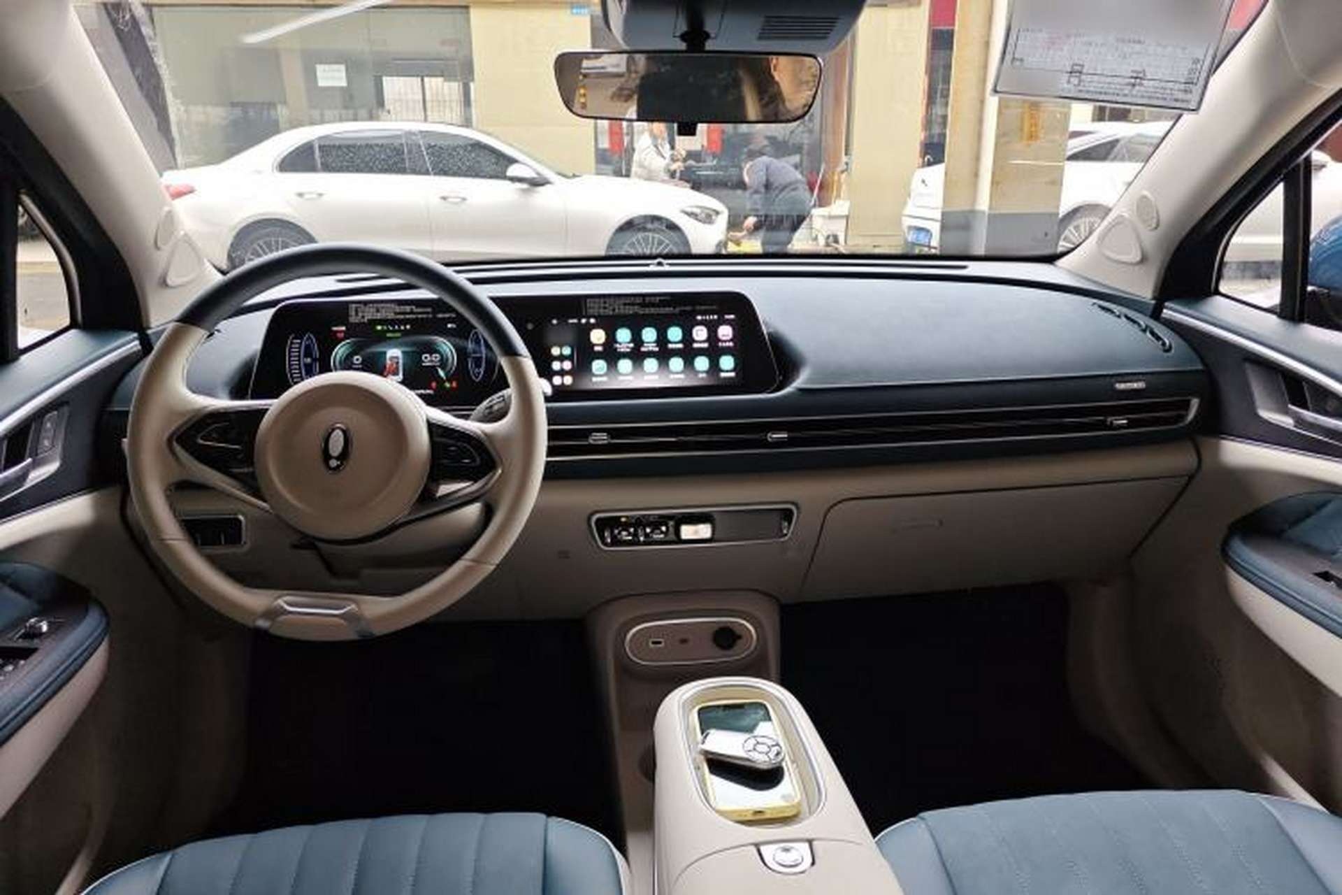 Used ORA Good Cat 2023 401 km Standard Range Luxury Version Lithium Iron Phosphate Center Console