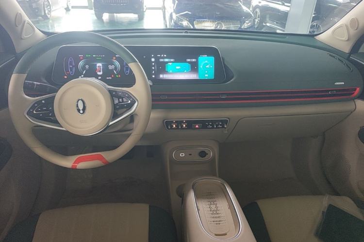 Used ORA Good Cat 2023 401 km Standard Range Luxury Version Lithium Iron Phosphate Center Console