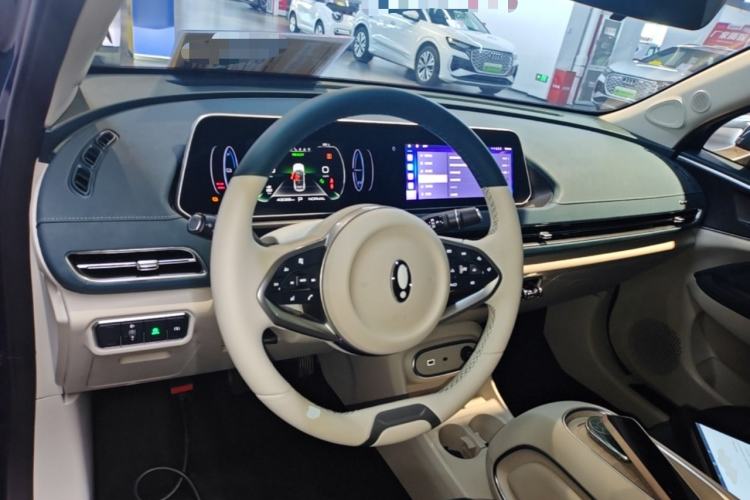 Used ORA Good Cat 2023 401 km Standard Range Luxury Version Lithium Iron Phosphate Center Console