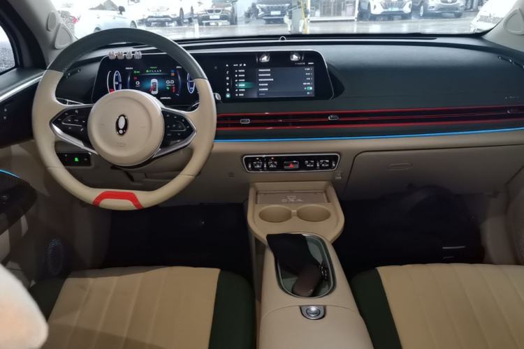 Used ORA Good Cat 2023 401 km Standard Range Luxury Version Lithium Iron Phosphate Center Console