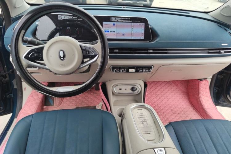 Used ORA Good Cat 2023 401 km Standard Range Luxury Version Lithium Iron Phosphate Center Console
