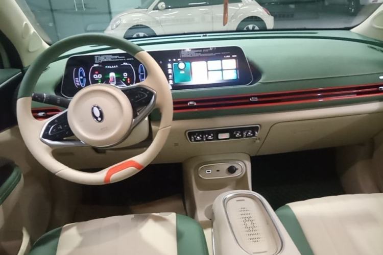 Used ORA Good Cat 2023 401 km Standard Range Luxury Version Lithium Iron Phosphate Center Console