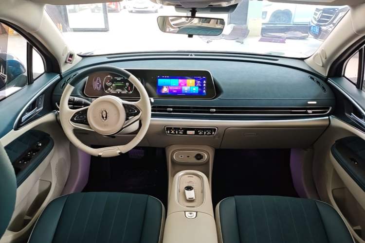Used ORA Good Cat 2023 401 km Standard Range Premium Version Lithium Iron Phosphate Center Console