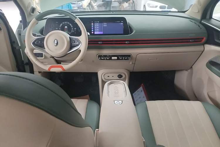 Used ORA Good Cat 2023 401 km Standard Range Premium Version Lithium Iron Phosphate Center Console
