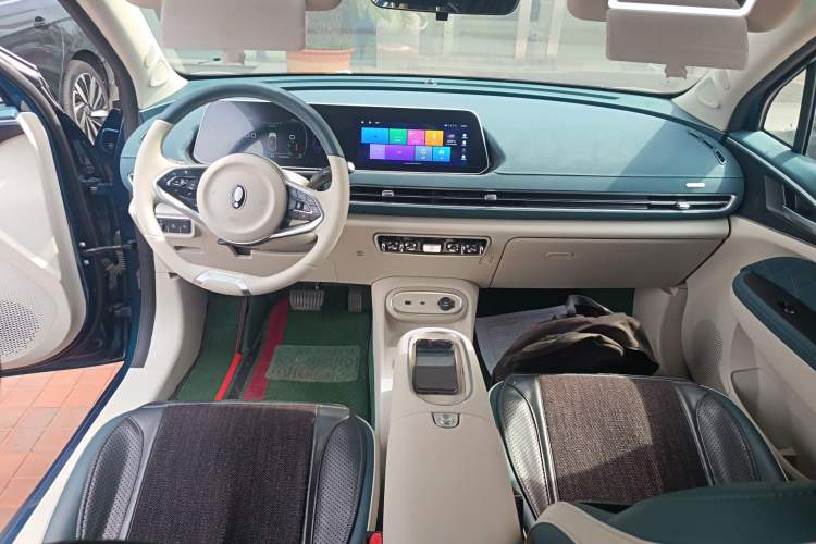 Used ORA Good Cat 2023 401 km Standard Range Luxury Version Lithium Iron Phosphate Center Console