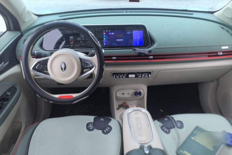 Used ORA Good Cat 2023 401 km Standard Range Luxury Version Lithium Iron Phosphate Center Console