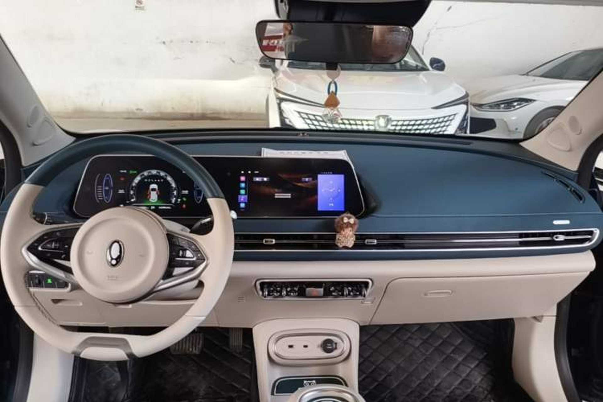 Used ORA Good Cat 2023 401 km Standard Range Luxury Version Lithium Iron Phosphate Center Console