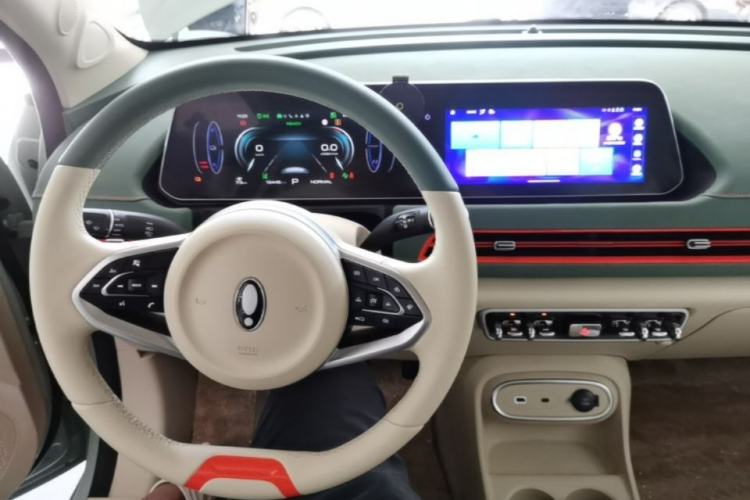 Used ORA Good Cat 2023 401 km Standard Range Luxury Version Lithium Iron Phosphate Center Console