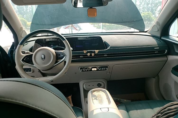 Used ORA Good Cat 2023 401 km Standard Range Luxury Version Lithium Iron Phosphate Center Console