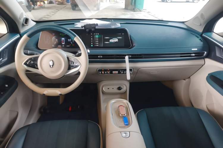 Used ORA Good Cat 2023 401 km Standard Range Prestige Version Lithium Iron Phosphate Center Console