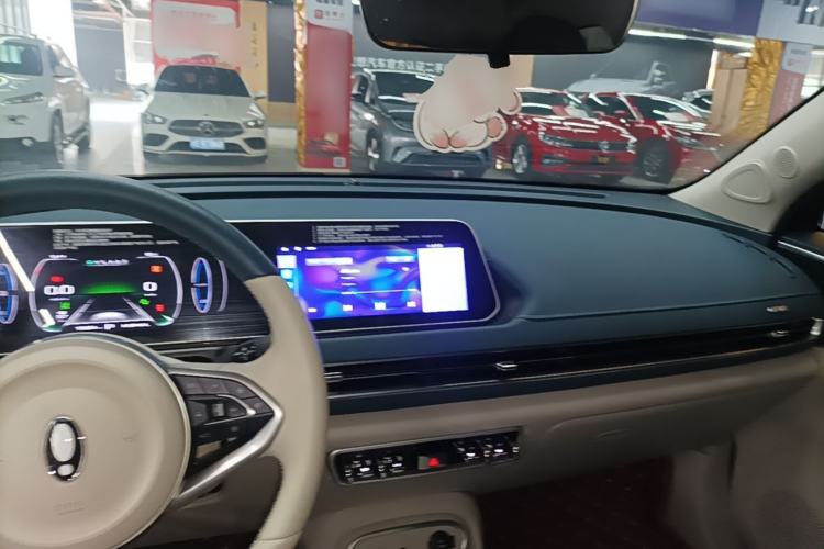 Used ORA Good Cat 2023 401 km Standard Range Luxury Version Lithium Iron Phosphate Center Console
