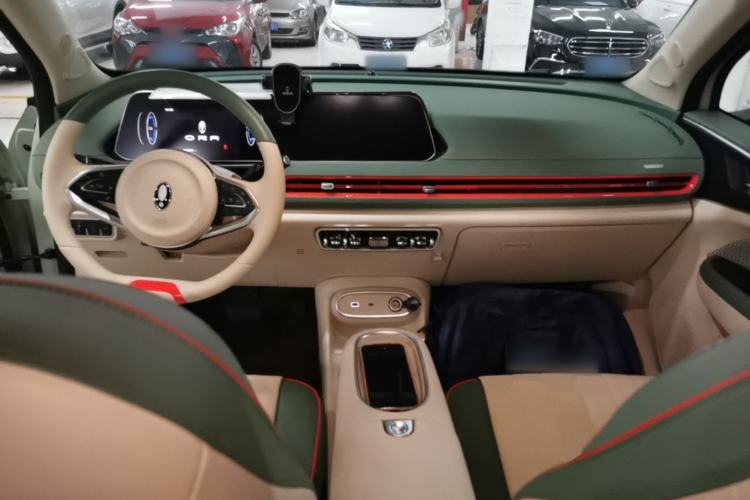 Used ORA Good Cat 2023 401 km Standard Range Luxury Version Lithium Iron Phosphate Center Console