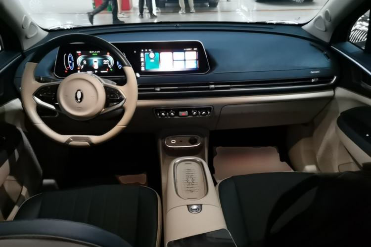 Used ORA Good Cat 2023 401 km Standard Range Luxury Version Lithium Iron Phosphate Center Console