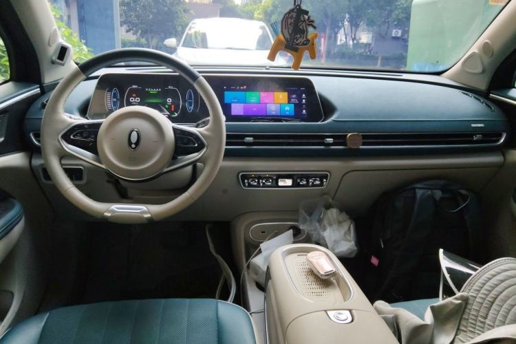 Used ORA Good Cat 2023 401 km Standard Range Luxury Version Lithium Iron Phosphate Center Console