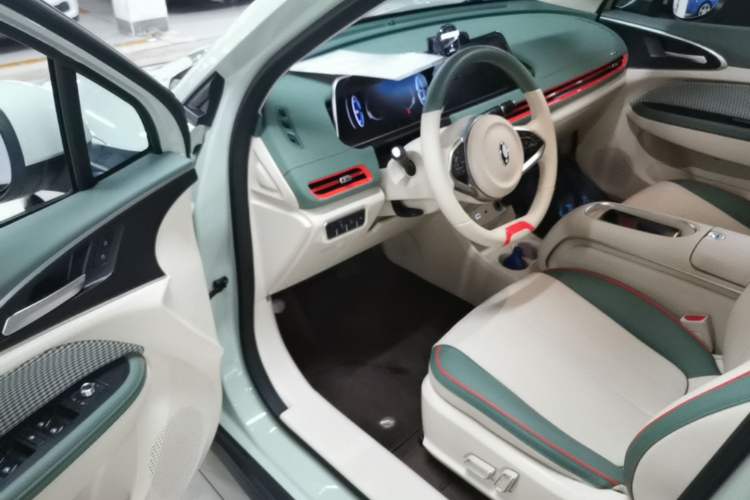 Used ORA Good Cat 2023 401 km Standard Range Luxury Version Lithium Iron Phosphate Driver Seat
