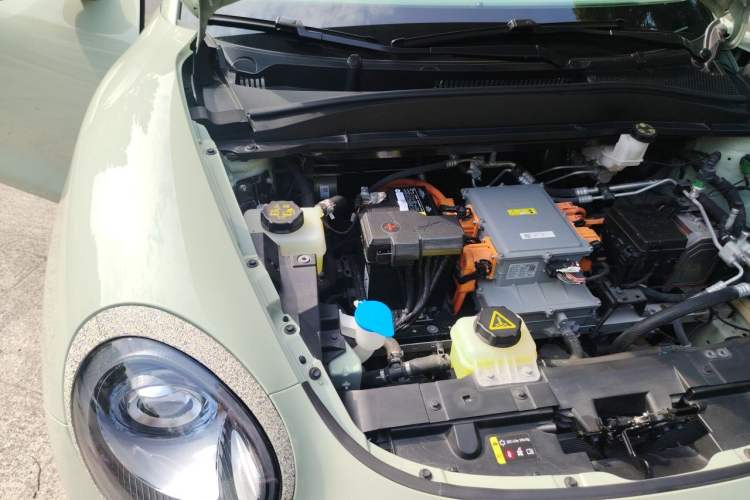 Used ORA Good Cat 2023 401 km Standard Range Comfort Version Lithium Iron Phosphate Engine Bay Right