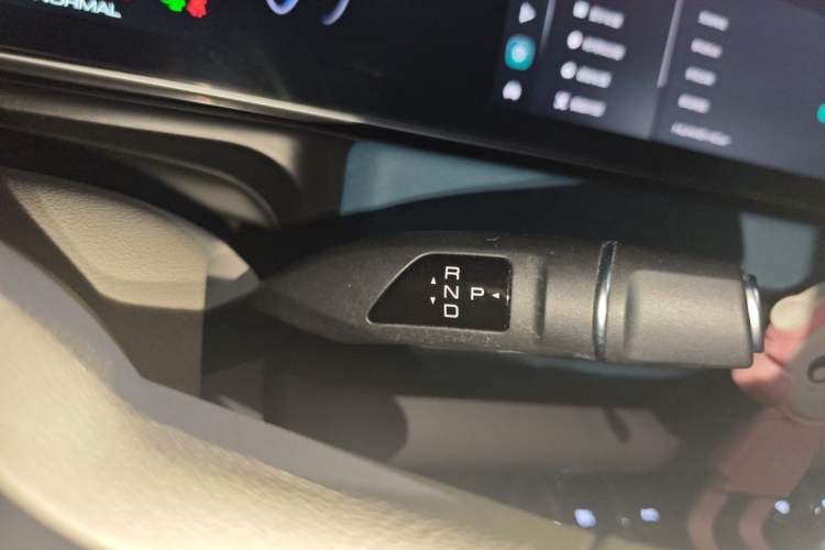 Used ORA Good Cat 2023 401 km Standard Range Premium Version Lithium Iron Phosphate Gear Lever