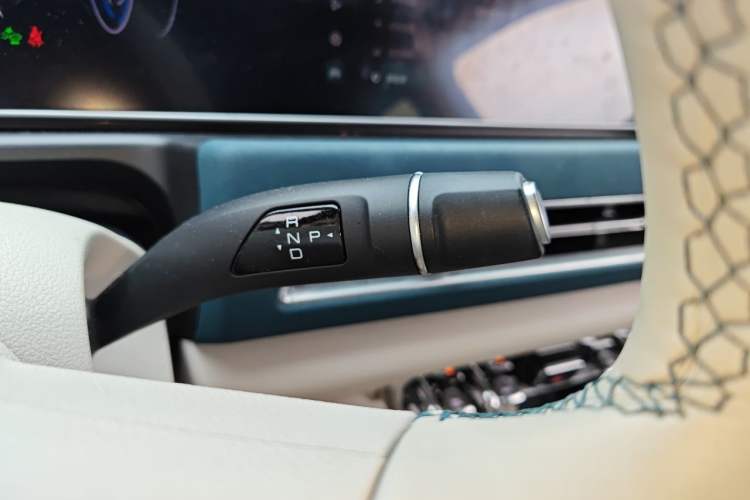 Used ORA Good Cat 2023 401 km Standard Range Premium Version Lithium Iron Phosphate Gear Lever
