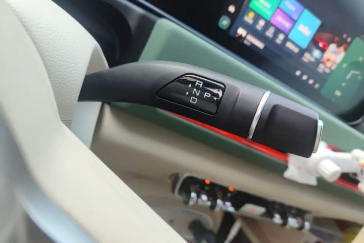 Used ORA Good Cat 2023 401 km Standard Range Luxury Version Lithium Iron Phosphate Gear Lever