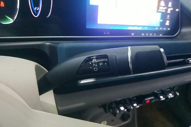 Used ORA Good Cat 2023 401 km Standard Range Luxury Version Lithium Iron Phosphate Gear Lever