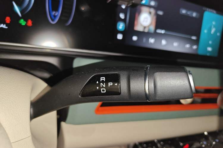 Used ORA Good Cat 2023 401 km Standard Range Premium Version Lithium Iron Phosphate Gear Lever