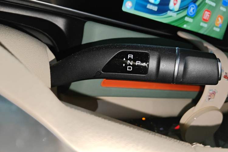 Used ORA Good Cat 2023 401 km Standard Range Premium Version Lithium Iron Phosphate Gear Lever