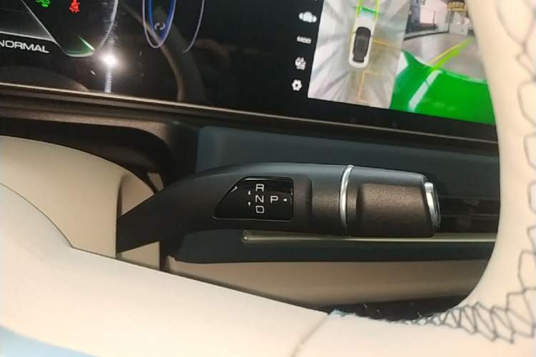 Used ORA Good Cat 2023 401 km Standard Range Premium Version Lithium Iron Phosphate Gear Lever