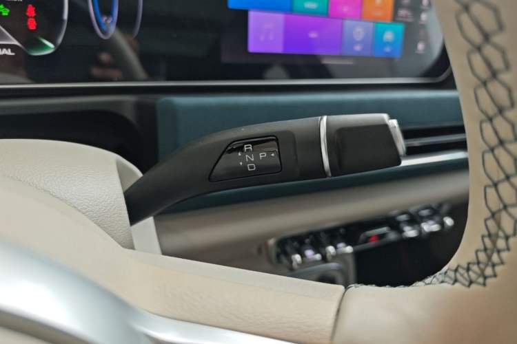 Used ORA Good Cat 2023 401 km Standard Range Premium Version Lithium Iron Phosphate Gear Lever