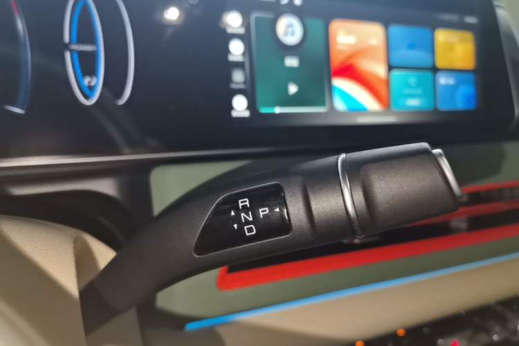 Used ORA Good Cat 2023 401 km Standard Range Luxury Version Lithium Iron Phosphate Gear Lever