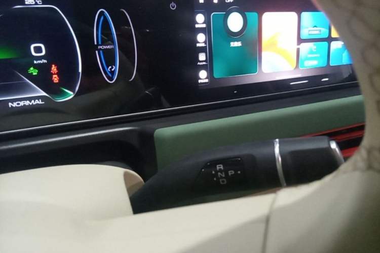 Used ORA Good Cat 2023 401 km Standard Range Luxury Version Lithium Iron Phosphate Gear Lever