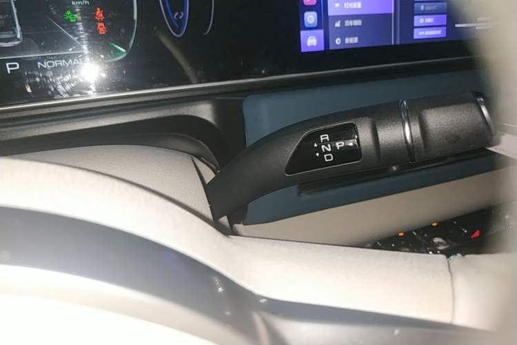 Used ORA Good Cat 2023 401 km Standard Range Premium Version Lithium Iron Phosphate Gear Lever