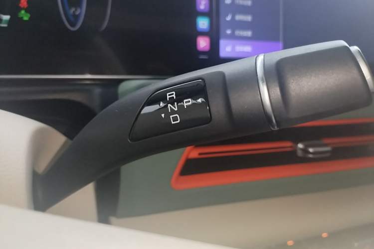 Used ORA Good Cat 2023 401 km Standard Range Premium Version Lithium Iron Phosphate Gear Lever