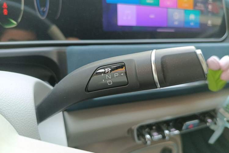 Used ORA Good Cat 2023 401 km Standard Range Premium Version Lithium Iron Phosphate Gear Lever