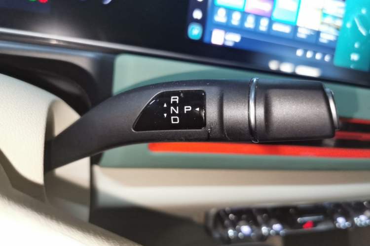 Used ORA Good Cat 2023 401 km Standard Range Luxury Version Lithium Iron Phosphate Gear Lever