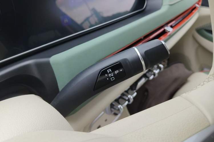 Used ORA Good Cat 2023 401 km Standard Range Premium Version Lithium Iron Phosphate Gear Lever
