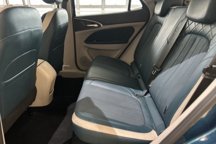 Used ORA Good Cat 2023 401 km Standard Range Luxury Version Lithium Iron Phosphate Interior 3